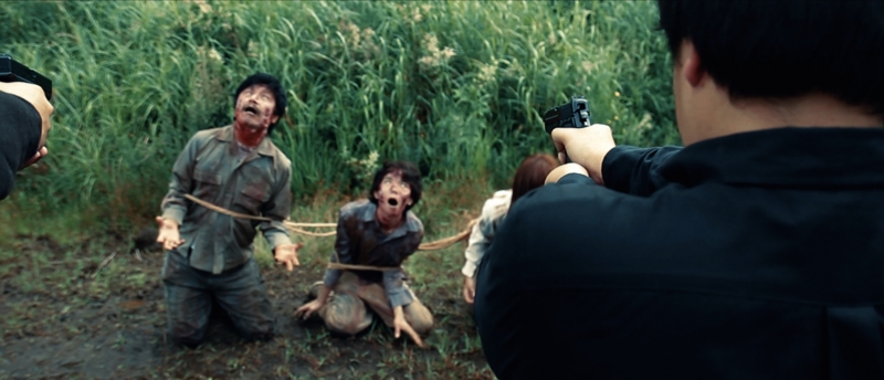 写真『遺言』より 射殺されるゾンビ役の筆者(左)